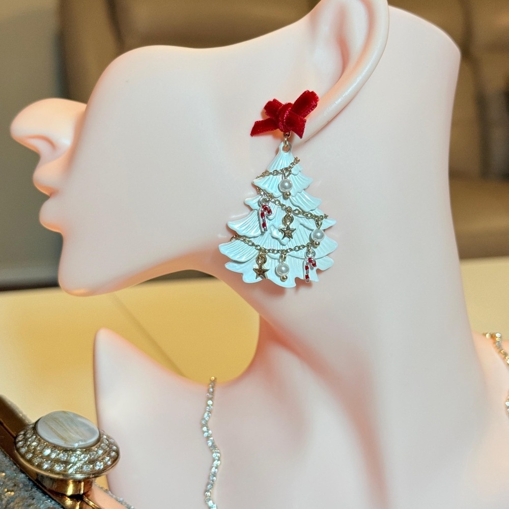 Red and White Christmas Tree Earrings.
